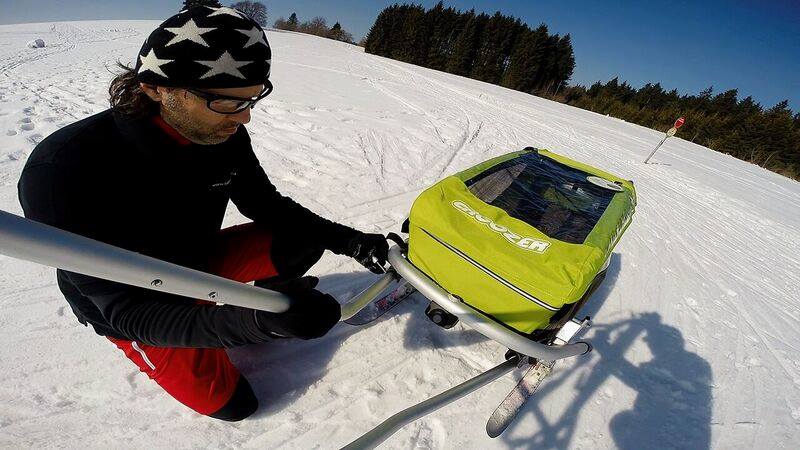 Steffen beim Aufbau des Croozer Ski-Sets Steffen beim Aufbau des Croozer Ski-Sets
