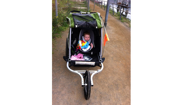 Kinderanhaenger mit Baby Kinderanhaenger mit Baby