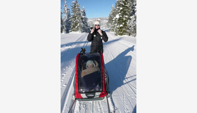 Kinderanhaenger mit Baby Kinderanhaenger mit Baby